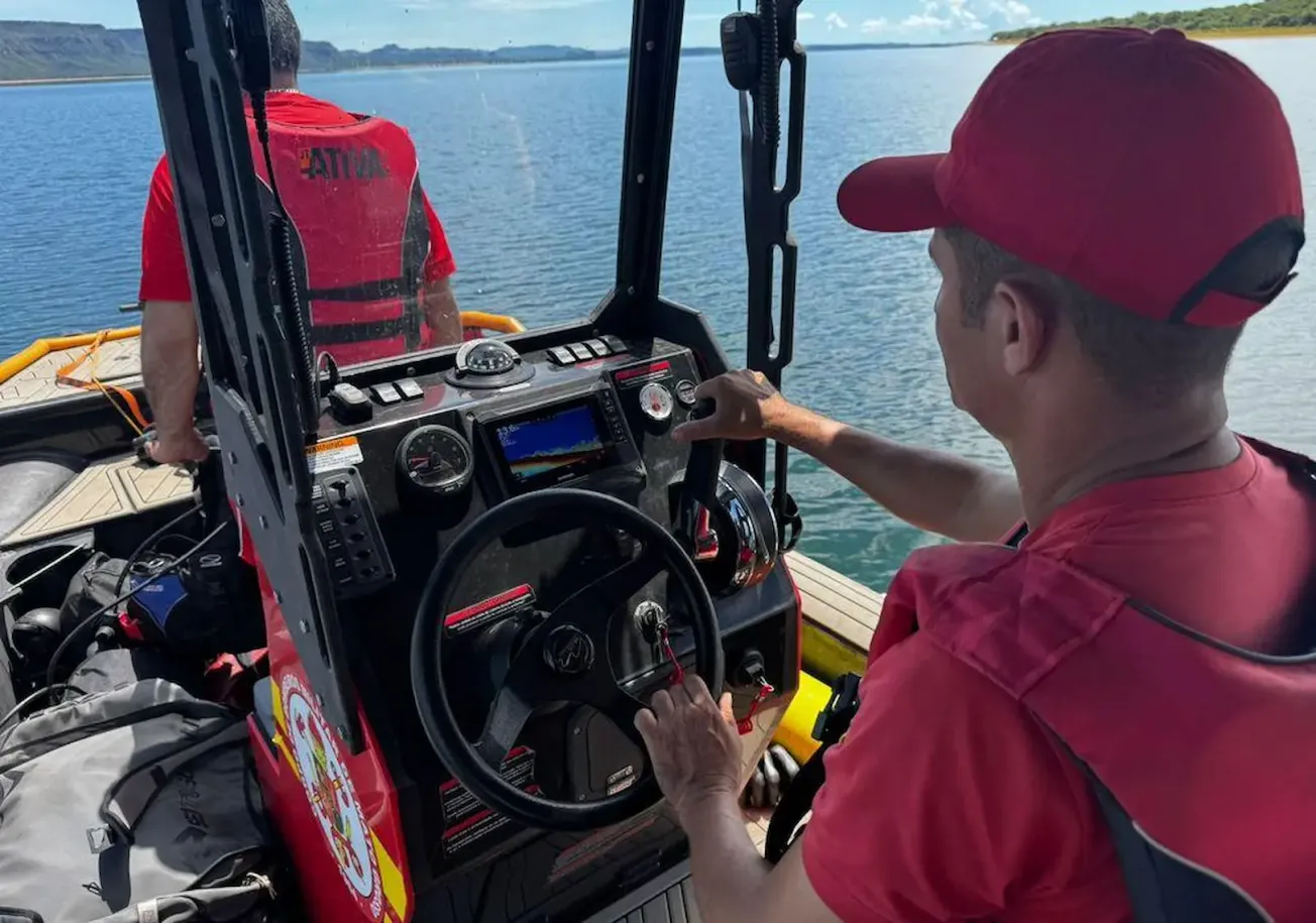 Bombeiros buscam pai e piloto após naufrágio no Lago do Manso