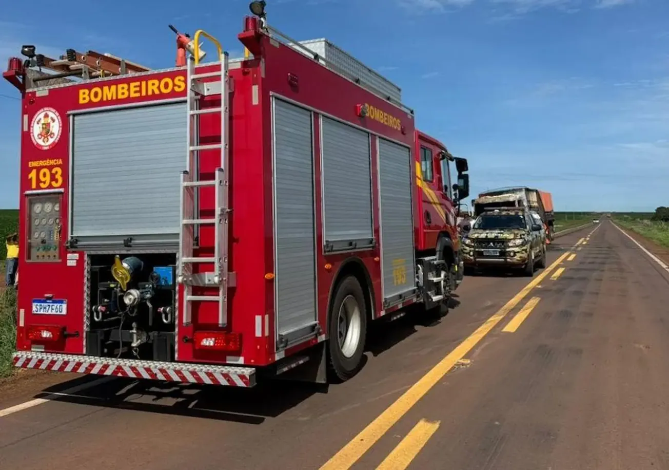 Bombeiros controlam incêndio em carreta de defensivos na MT-326 em Canarana