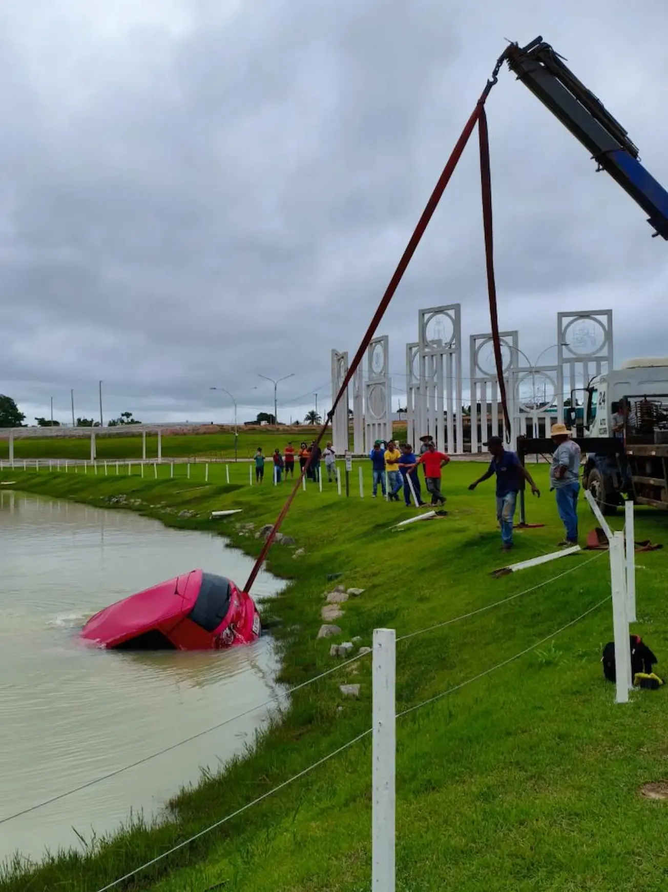 Bombeiros removem carro submerso no Lago Municipal de Guarantã do Norte